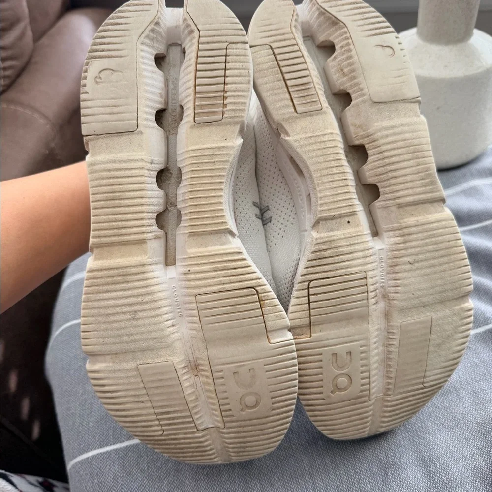 On Running Men's Cream and White Sneakers